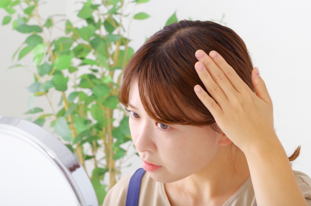 30代・40代女性の抜け毛が増える本当の理由——フェリチン不足とホルモン変化が毛乳頭を壊す