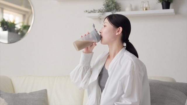 その疲れ・抜け毛・むくみ、タンパク質が足りていないサインかもしれない