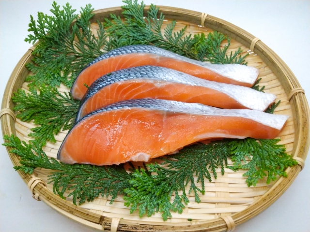 鮭の赤い色には意味がある——アスタキサンチンが肌・目・疲れに関わる理由