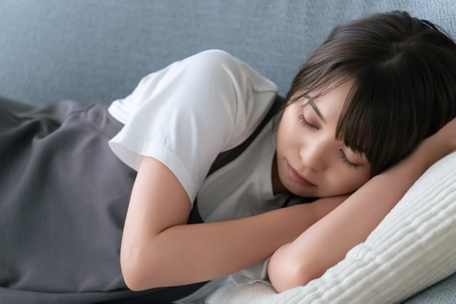 夕食後にソファで寝落ちする理由|血糖・睡眠不足・自律神経から整える夜習慣