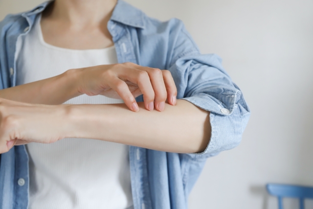 かいても消えないかゆみ——慢性的な皮膚のかゆみと炎症・腸内環境・栄養の関係