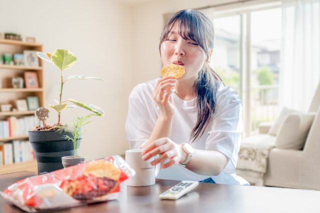 甘いものがやめられない理由|意志の弱さではなく血糖とストレスのサインかも