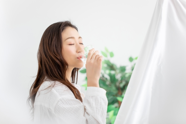 毎朝、口がカラカラになる——水分・睡眠・自律神経から見直す朝のセルフケア