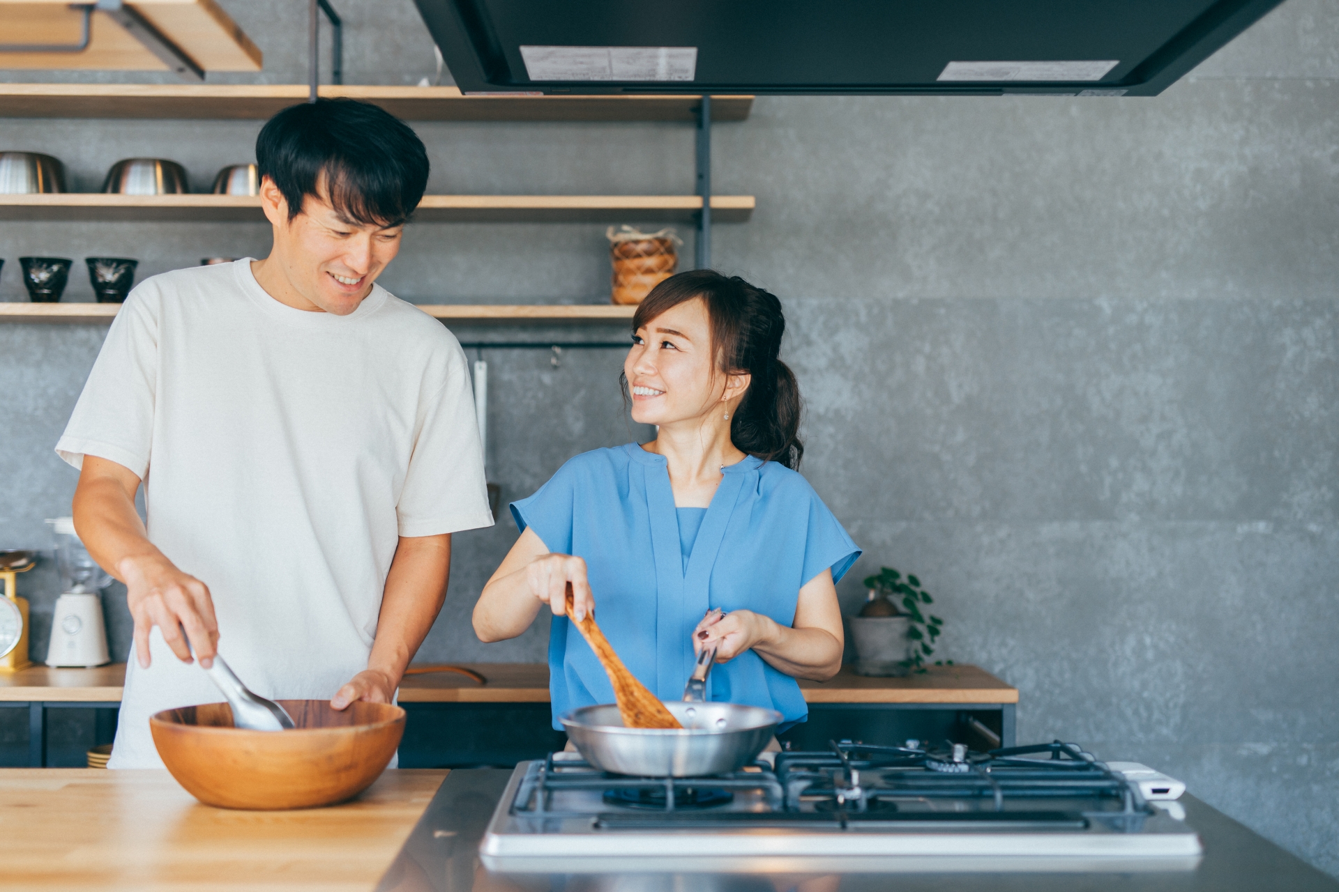 カップルで料理をする様子