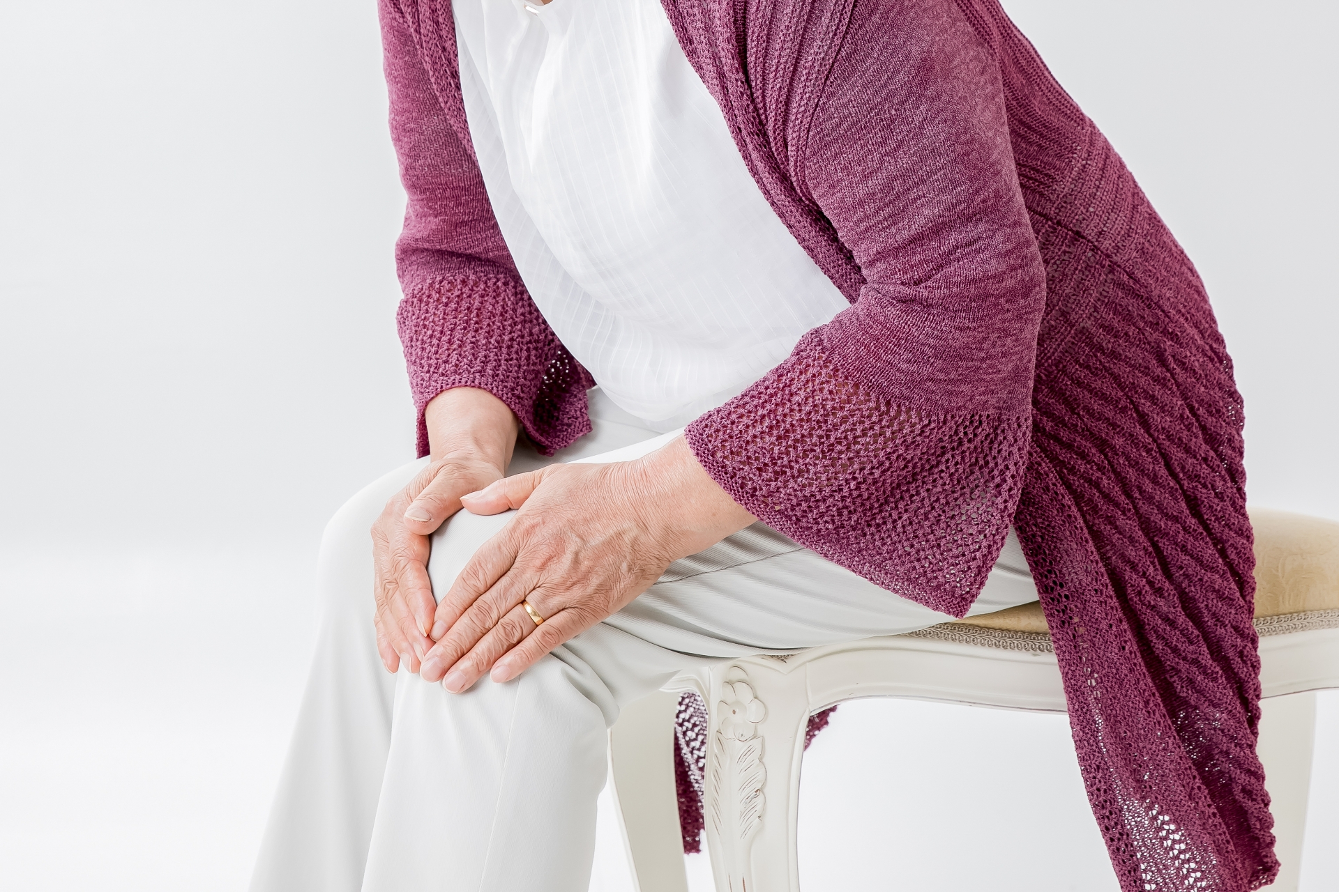 【枚方市】膝の痛みで「歩くのが怖い」方へ|23年の結論、ヒアルロン酸より先にすべき「神経リセット」