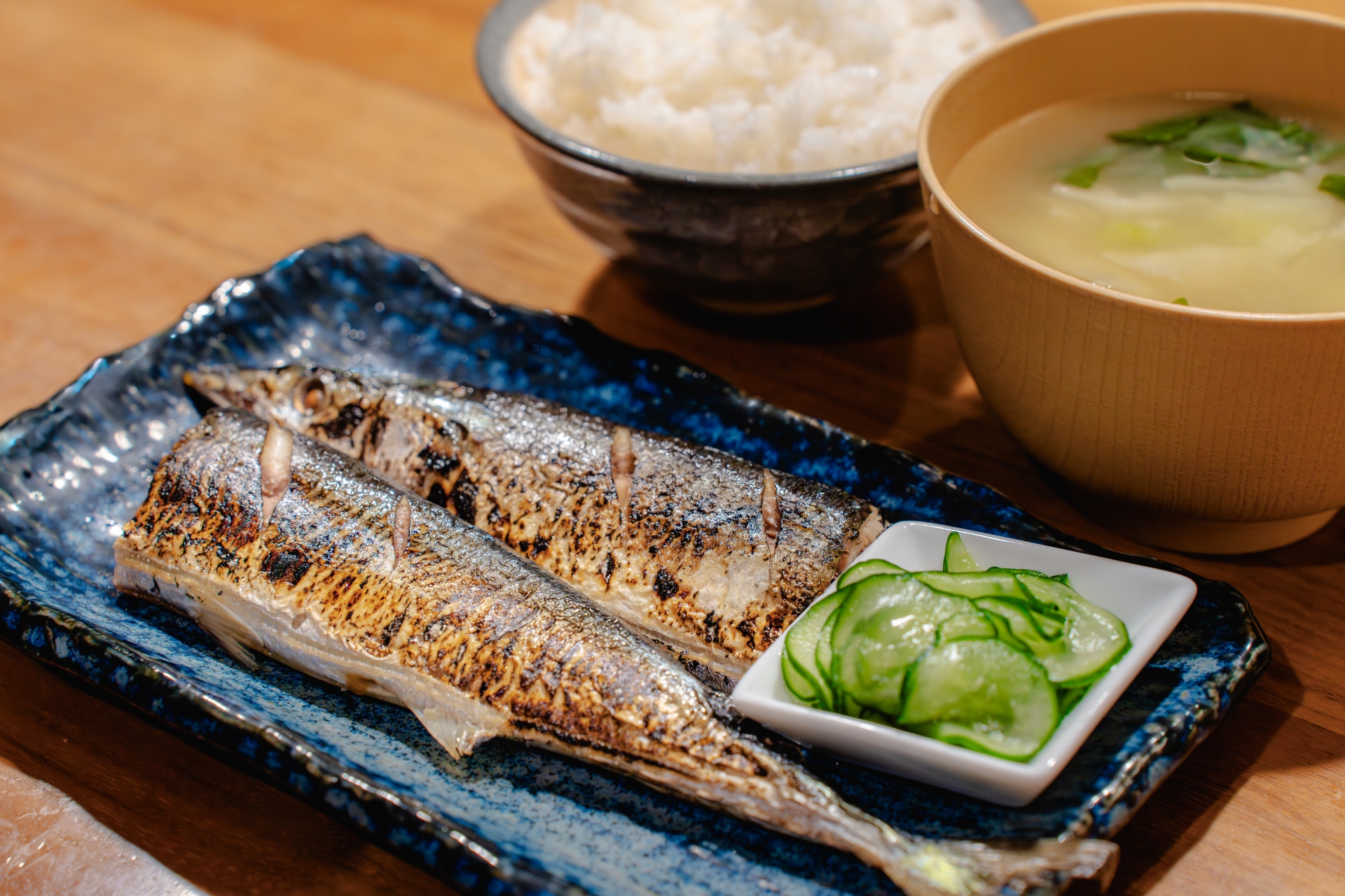 焼き魚定食(さんまと白米と汁物)