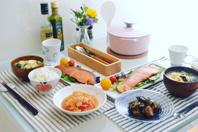 バランスよく揃えた鮭定食のイメージ