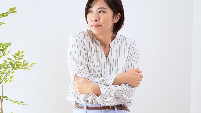 夏なのに冷える「夏冷え」——冷房・冷たい飲食・薄着で内臓と末端が冷える理由