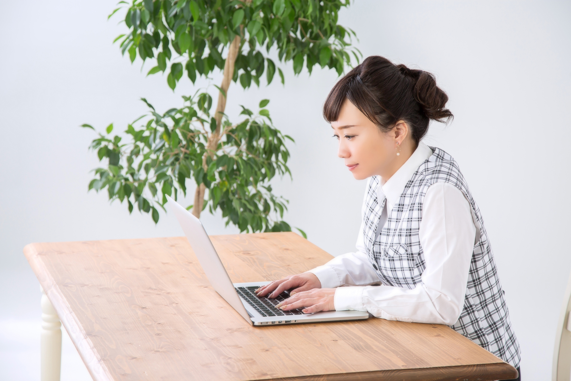 【枚方市】猫背と骨盤のずれの関係性|根本改善のために知っておくべきポイント