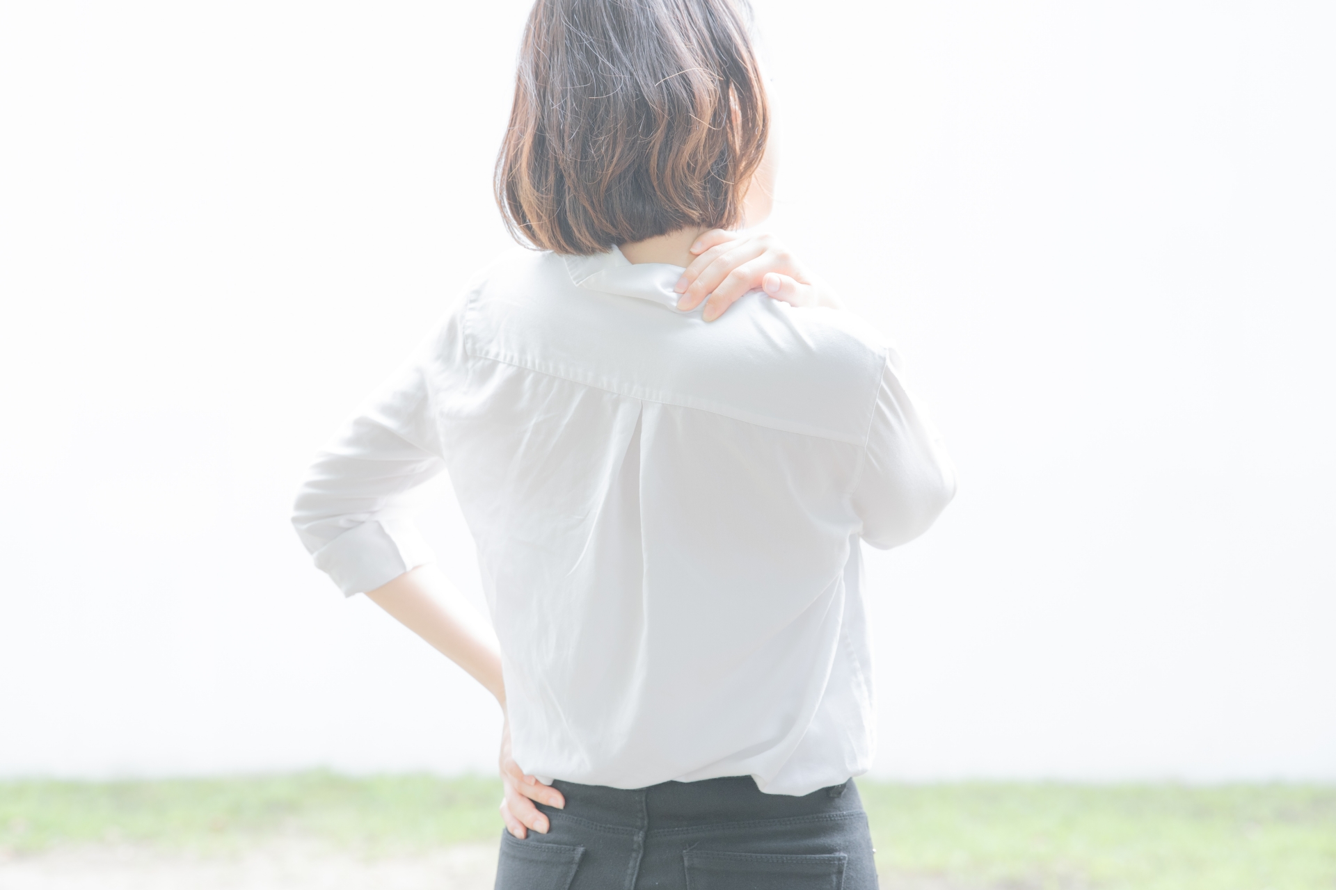 【枚方市】猫背になる5つの原因とは?日常生活の習慣から体の構造まで専門家が解説