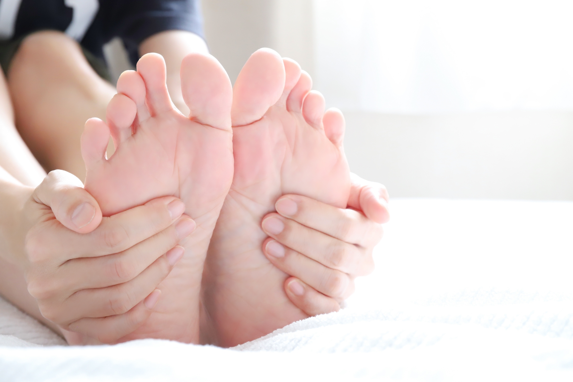 足底筋膜炎はなぜ踵だけ治しても治らないのか。NJMリセットで根本改善する神経・筋膜・関節の連鎖