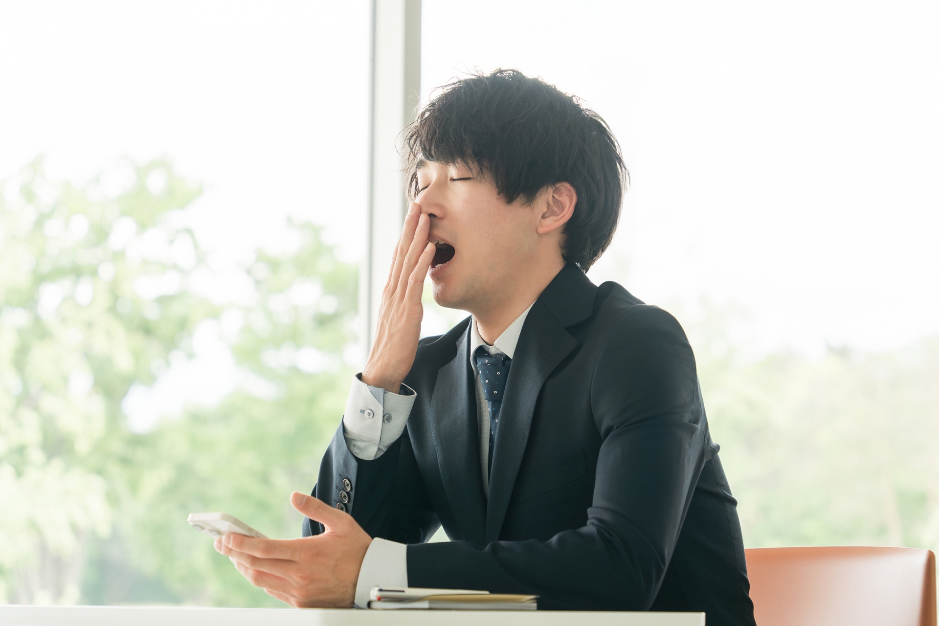 食後に眠くなる本当の理由。血糖値スパイク・鉄不足・亜鉛不足が引き起こすランチ後の眠気を分子栄養学で解説