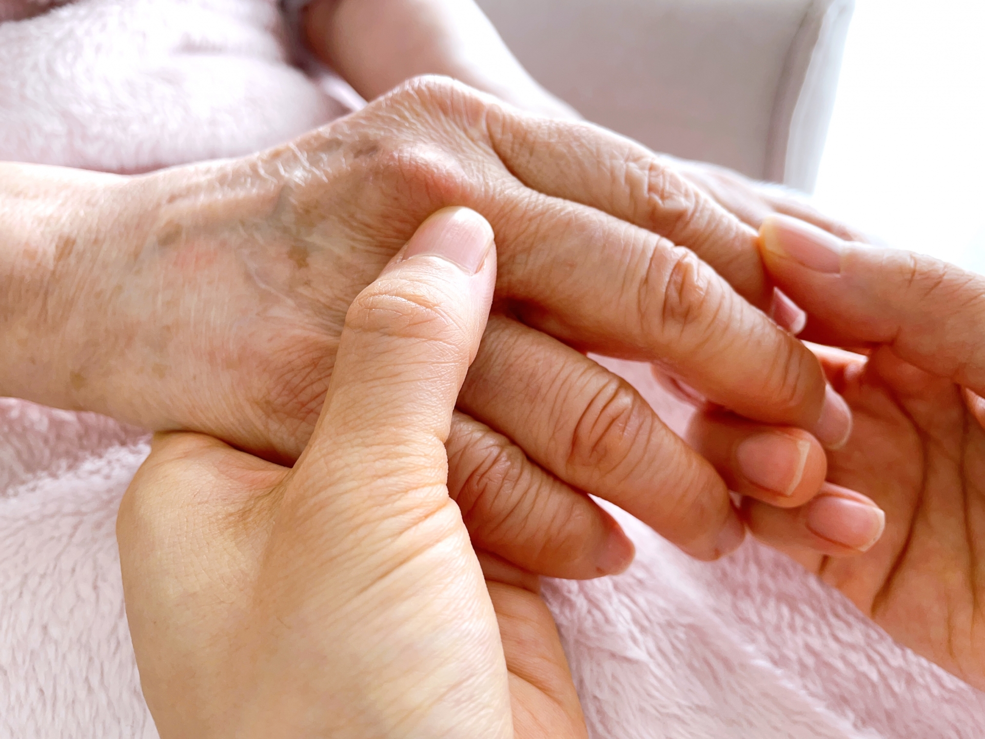 関節リウマチが悪化する本当の理由。ビタミンD・オメガ3・セレンで免疫の暴走を抑える分子栄養学