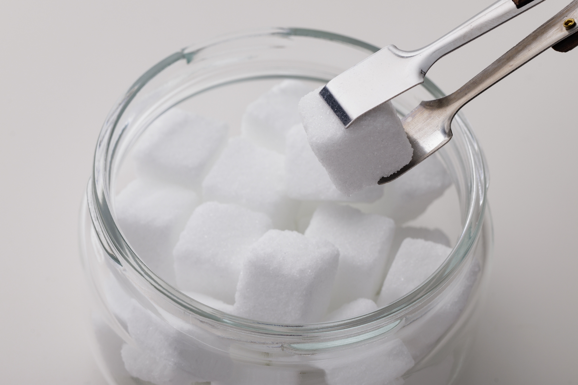 「甘いものがやめられない」は意志の弱さじゃない|砂糖依存の分子メカニズムと抜け出し方