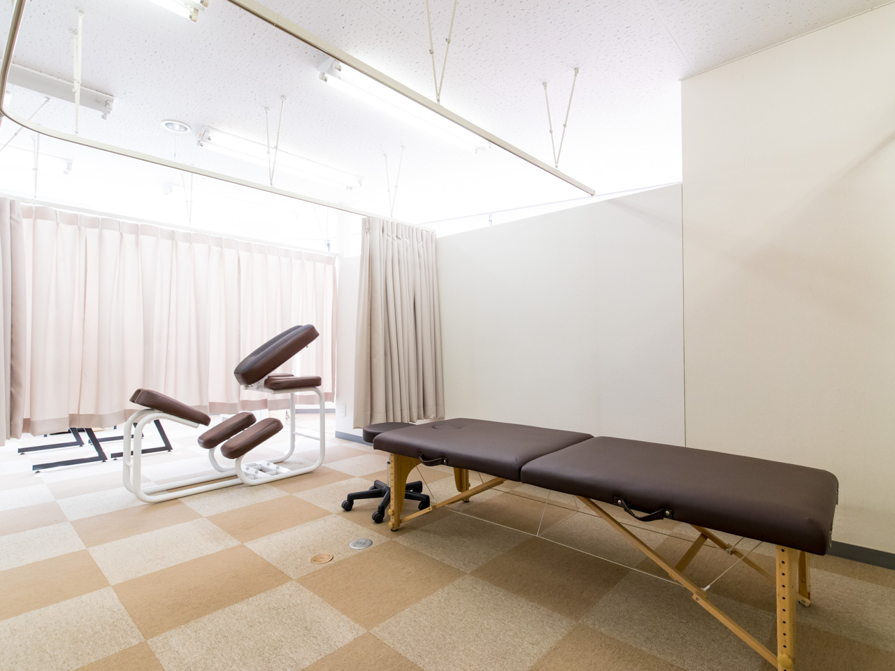 大黒整骨院の施術室(施術台・設備)