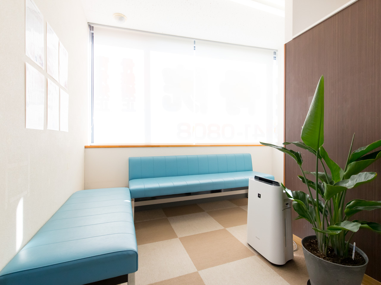 大黒整骨院の清潔で明るい待合室