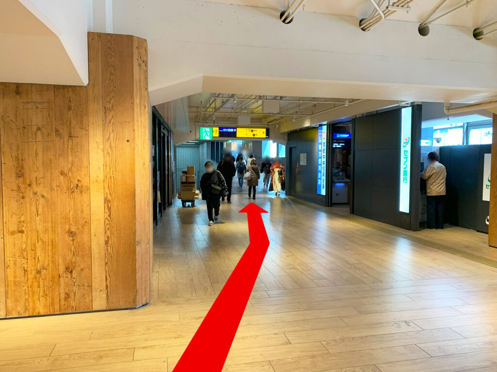 STEP 03: 黄色い案内板を目指してまっすぐ進み、右側の「出口9番」の方へお進み下さい。