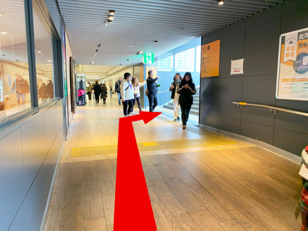 STEP 04: 右前方に見える「出口9番」の階段を上ります。