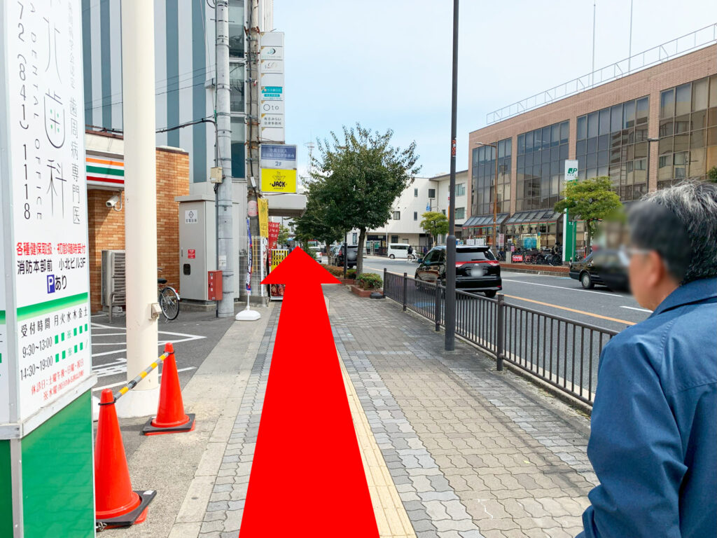 STEP 11: 信号を渡って直進します。