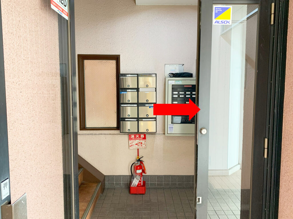 C: エレベーターで6階へお上がりください。